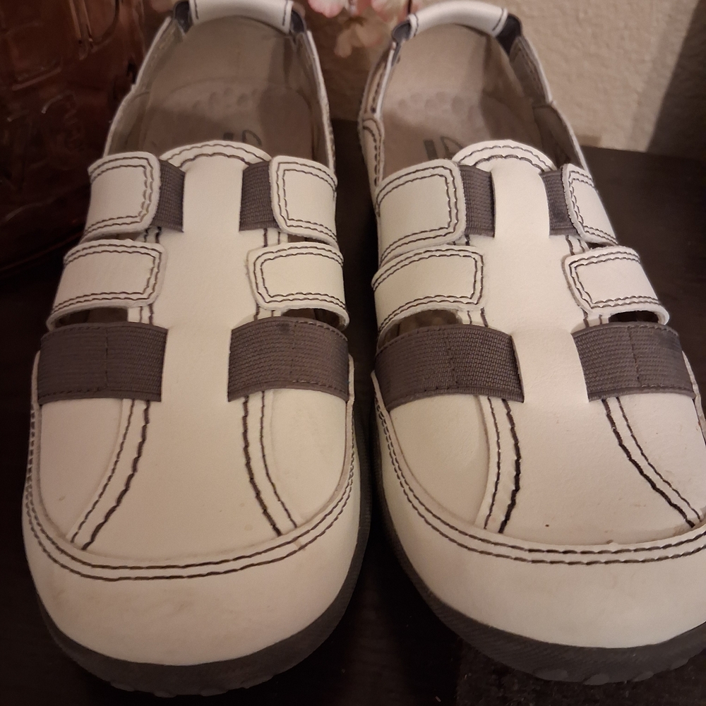 Clarks White and Gray Flats